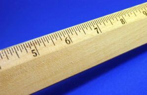 Der Herrscher zeigt die geringe Größe des Penis