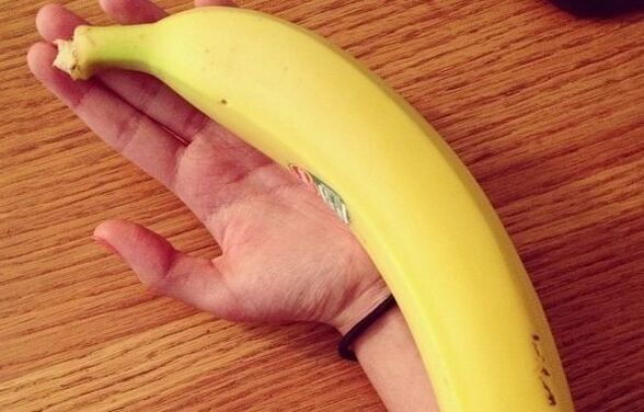 Eine große Banane symbolisiert einen vergrößerten Penis